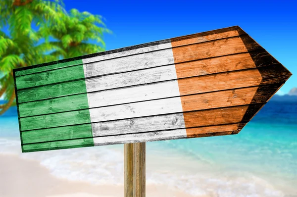 Irlande Drapeau panneau en bois sur fond de plage — Photo