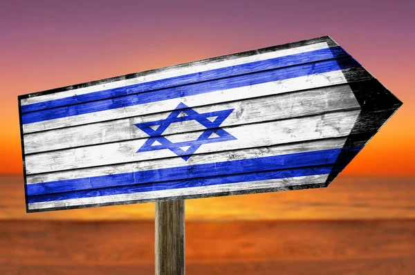 Bandera de Israel en la mesa de madera signo en el fondo de la playa — Foto de Stock