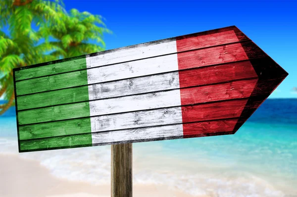 Italië op houten tafel aanmelden beach achtergrond — Stockfoto