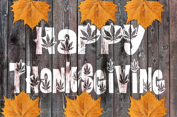 Happy Thanksgiving skriven på trä bakgrund med blad — Stockfoto