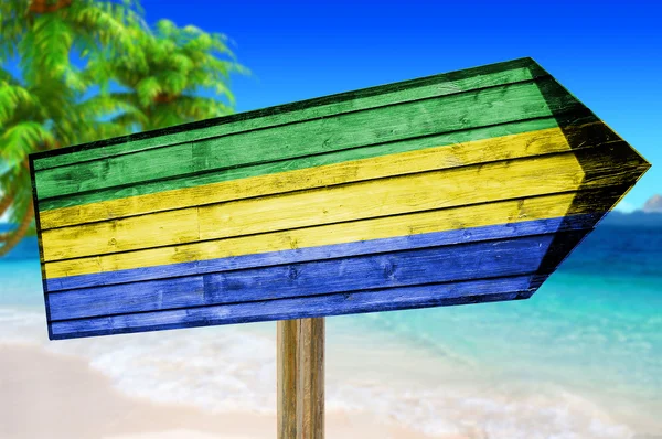 加蓬国旗木签上海滩背景 — 图库照片