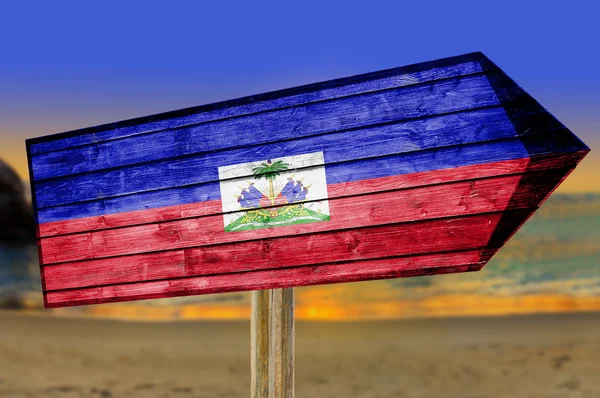 Cartel de madera Bandera de Haití sobre fondo de playa — Foto de Stock