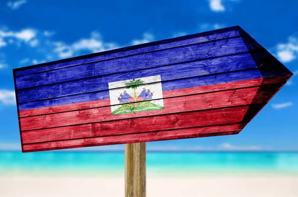 Haiti Flagge Holzschild am Strand Hintergrund — Stockfoto