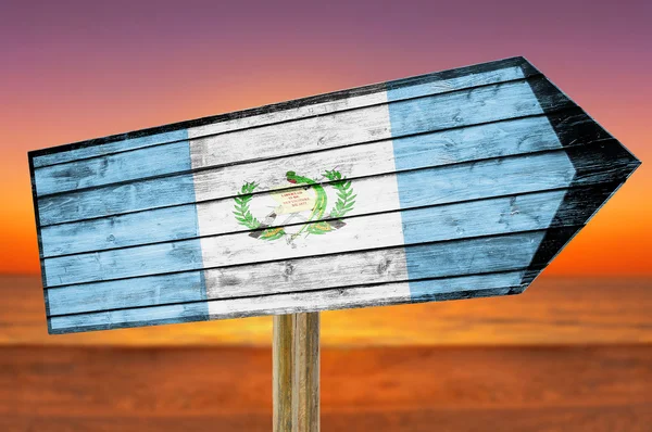 Деревянный знак флага Гватемалы на пляже — стоковое фото
