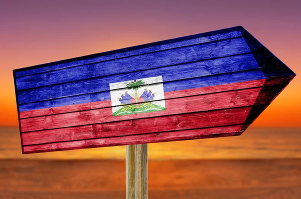 Cartel de madera Bandera de Haití sobre fondo de playa — Foto de Stock