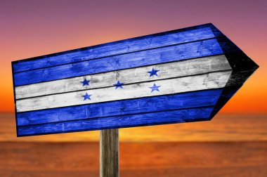 Honduras bayrağı ahşap masa üzerinde plaj arka plan üzerinde oturum
