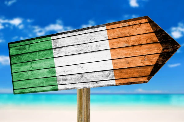 İrlanda bayrağı ahşap plaj arka plan üzerinde oturum — Stok fotoğraf