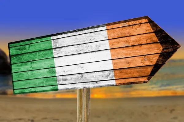 Irlande Drapeau panneau en bois sur fond de plage — Photo