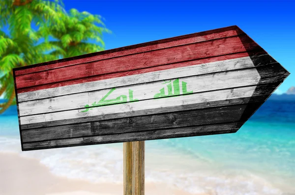 Cartel de madera Bandera de Irak sobre fondo de playa — Foto de Stock