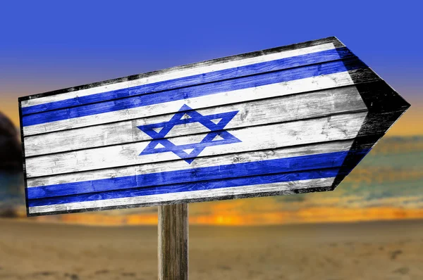 Israël vlag op houten tafel aanmelden beach achtergrond — Stockfoto