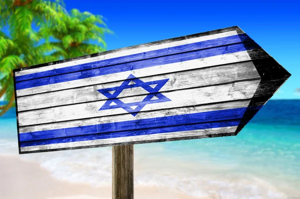 İsrail bayrağı ahşap masa üzerinde plaj arka plan üzerinde oturum — Stok fotoğraf