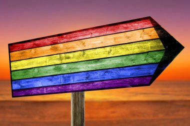 Bir plaj arka plan gökkuşağı ahşap işaretiyle LGBT yaşamı