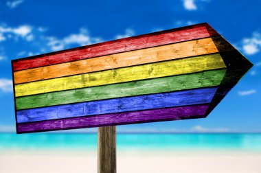 Bir plaj arka plan gökkuşağı ahşap işaretiyle LGBT yaşamı