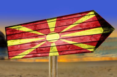 Makedonya bayrak ahşap plaj arka plan üzerinde oturum