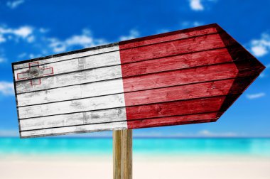 Malta bayrağı ahşap plaj arka plan üzerinde oturum