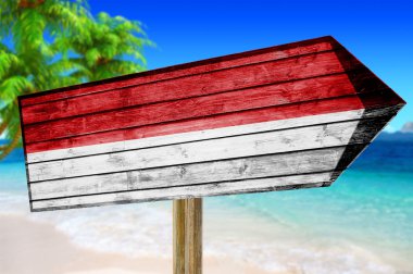 Monaco bayrağı ahşap plaj arka plan üzerinde oturum