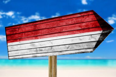 Monaco bayrağı ahşap plaj arka plan üzerinde oturum