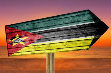 Mozambik bayrak ahşap plaj arka plan üzerinde oturum