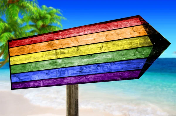 Cartel de madera LGBT en arco iris con fondo de playa —  Fotos de Stock