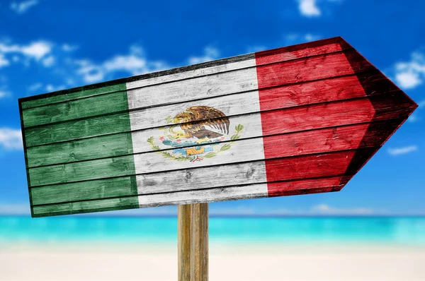 Cartel de madera Bandera de México sobre fondo de playa — Foto de Stock