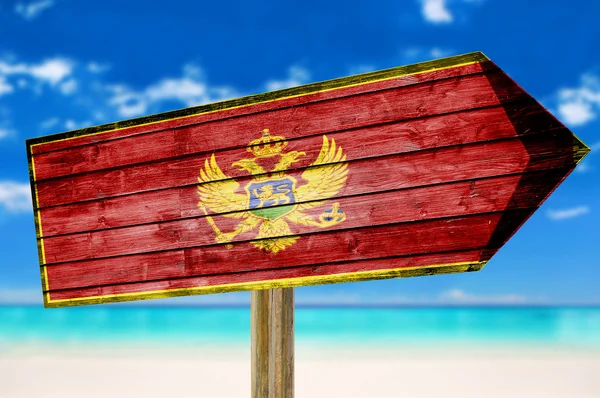 Σημαία του Μαυροβουνίου ξύλινα ναυτολογηθεί ιστορικό beach — Φωτογραφία Αρχείου