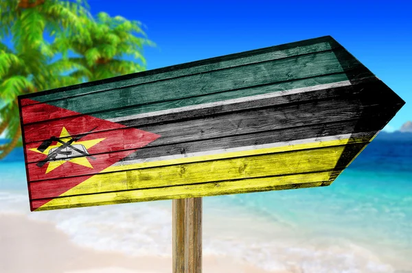 莫桑比克国旗木签上海滩背景 — 图库照片