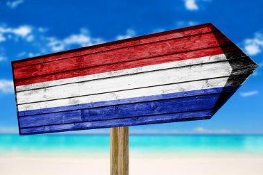 Hollanda bayrağı ahşap plaj arka plan üzerinde oturum