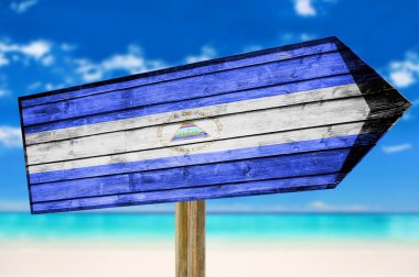 Nikaragua bayrağı ahşap plaj arka plan üzerinde oturum