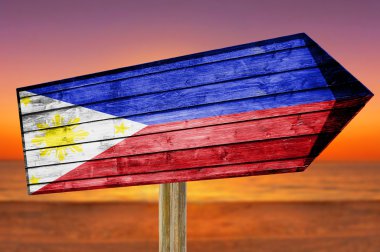 Filipinler bayrağı ahşap plaj arka plan üzerinde oturum