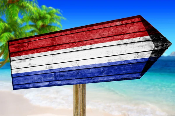 Bandera de Holanda letrero de madera sobre fondo de playa — Foto de Stock