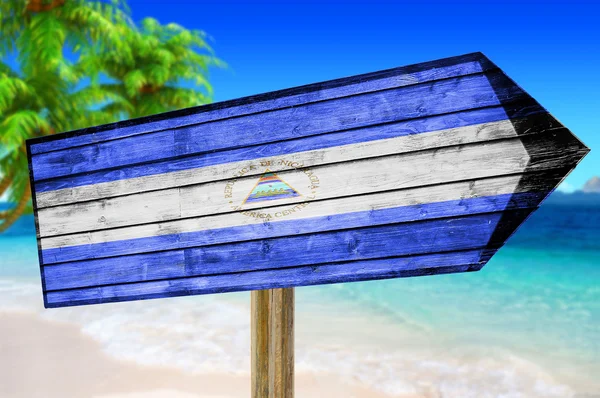 Nicaragua Flagge Holzschild am Strand Hintergrund — Stockfoto