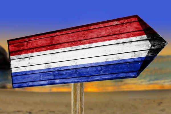 Hollanda bayrağı ahşap plaj arka plan üzerinde oturum