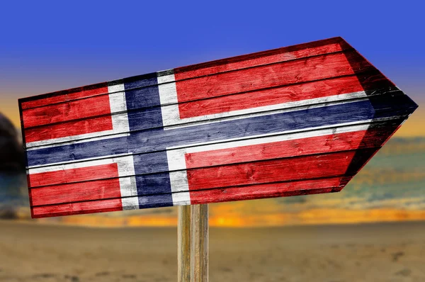 Norwegische Flagge Holzschild am Strand Hintergrund — Stockfoto