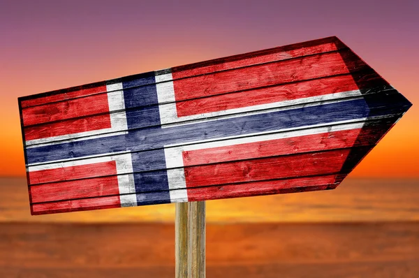 Norge flagga trä logga på stranden bakgrund — Stockfoto