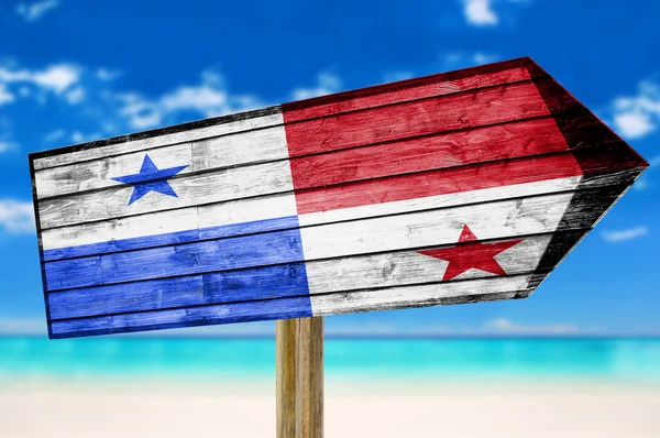 Cartel de madera Bandera de Panamá sobre fondo de playa — Foto de Stock