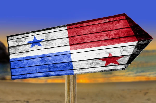 Cartel de madera Bandera de Panamá sobre fondo de playa — Foto de Stock