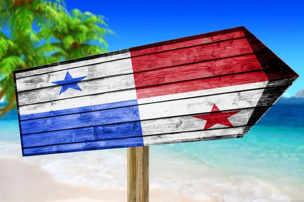 Panama Flagge Holzschild am Strand Hintergrund — Stockfoto