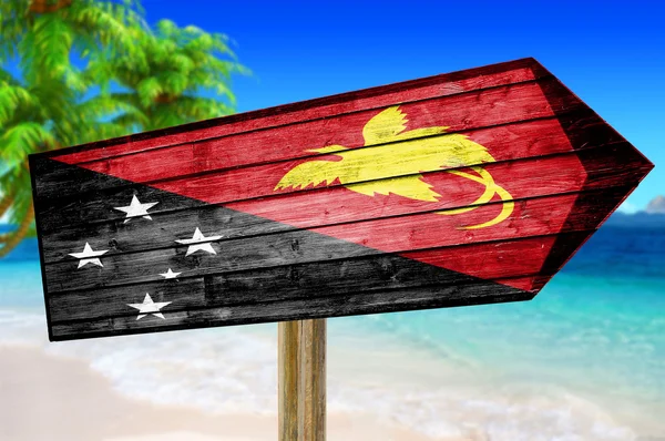 巴布亚新几内亚旗木牌上海滩背景 — 图库照片