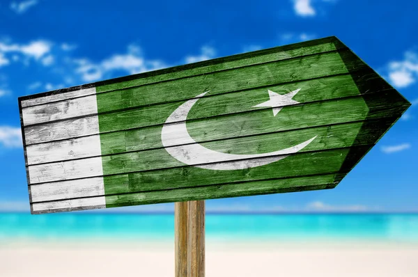 Σημαία του Πακιστάν ξύλινα ναυτολογηθεί ιστορικό beach — Φωτογραφία Αρχείου