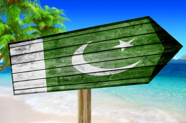 Pakisztán lobogó fa jel a part háttérben — Stock Fotó