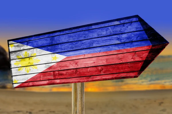 Tanda bendera Filipina pada latar belakang pantai — Stok Foto