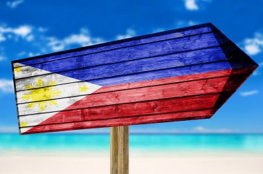 Filipinler bayrağı ahşap plaj arka plan üzerinde oturum