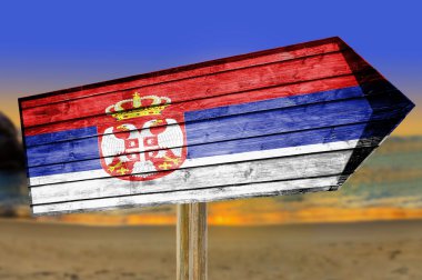 Sırbistan bayrağı ahşap plaj arka plan üzerinde oturum