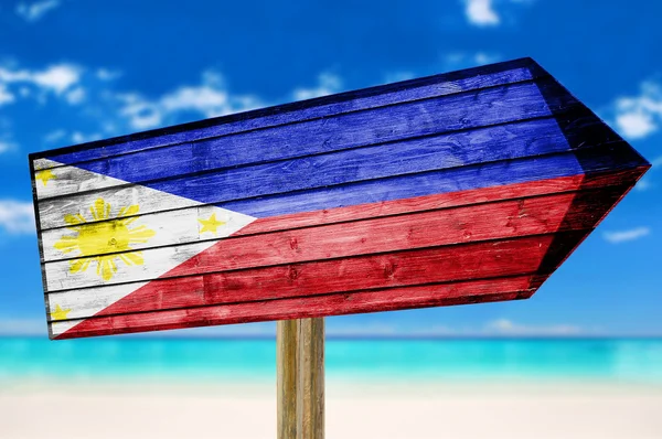 Philippinen Flagge Holzschild am Strand Hintergrund — Stockfoto