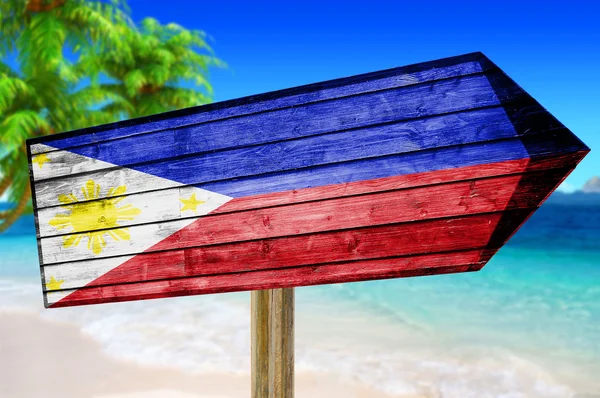 Philippinen Flagge Holzschild am Strand Hintergrund — Stockfoto