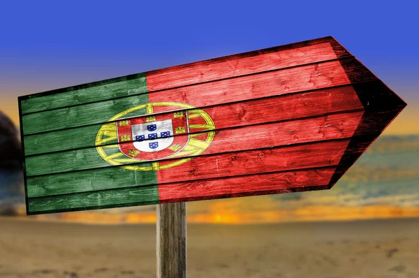 Bandeira de Portugal em placa de mesa de madeira no fundo da praia — Fotografia de Stock