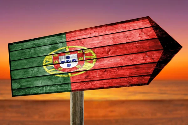 Portugal Drapeau sur panneau de table en bois sur fond de plage — Photo