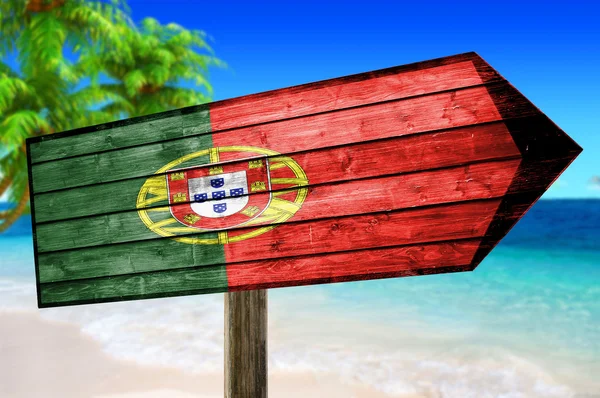 Bandeira de Portugal em placa de mesa de madeira no fundo da praia — Fotografia de Stock