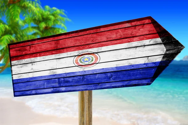 Bandera de Paraguay Cartel de madera sobre fondo de playa — Foto de Stock