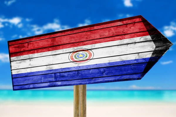 Paraguai Bandeira de madeira sinal no fundo da praia — Fotografia de Stock